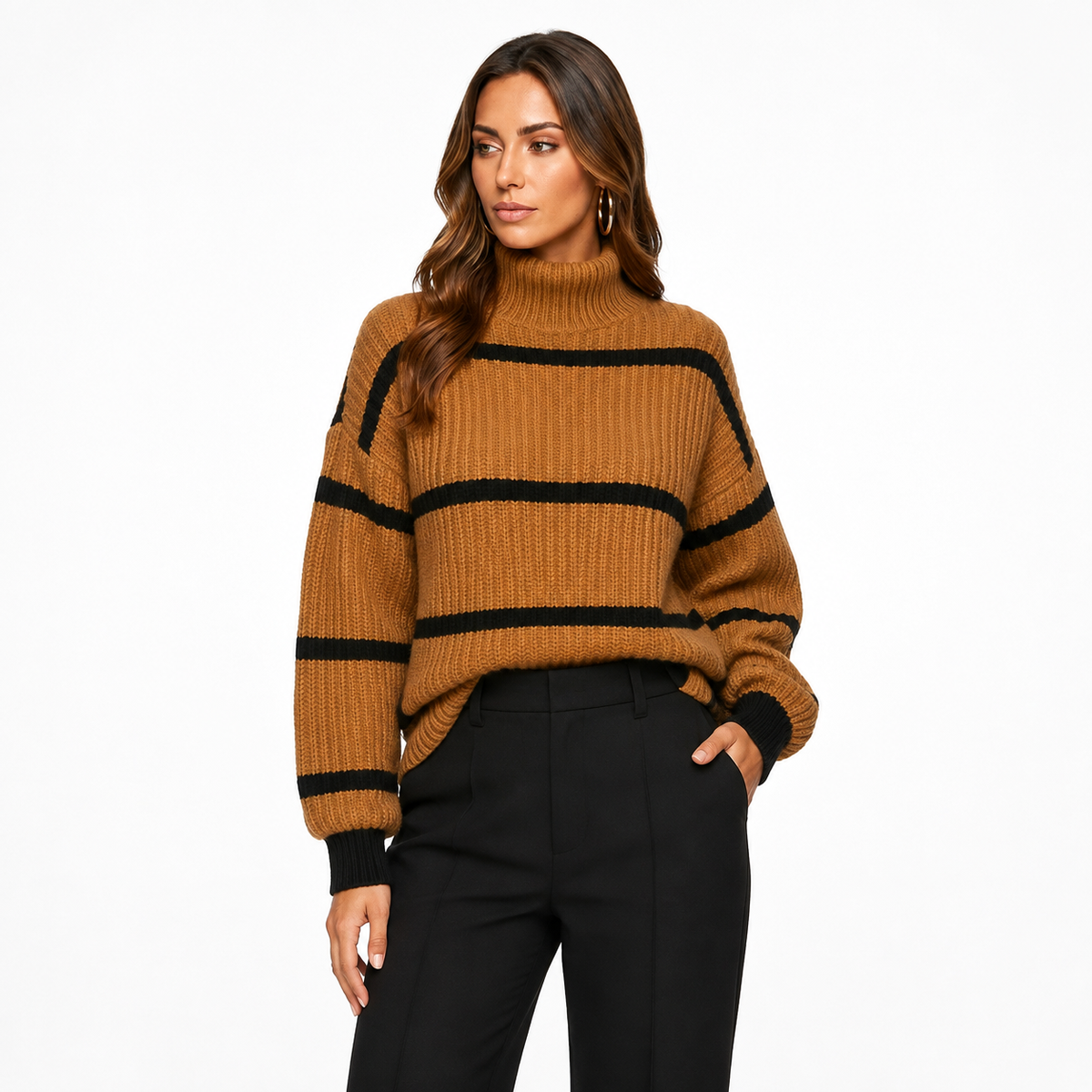 Loovay model in camelbruine gestreepte gebreide trui op een witte achtergrond