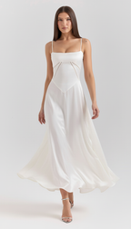 Satijnen Maxi Jurk met Korsetveters – Elegante Pasvorm