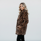 Faux Fur Jas met Luipaardprint en Hoge Kraag – Zachte Winterstijl