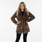 Faux Fur Jas met Luipaardprint en Hoge Kraag – Zachte Winterstijl