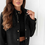 Korte Jas met Suède-Look en Gouden Knopen – Elegante Herfststijl