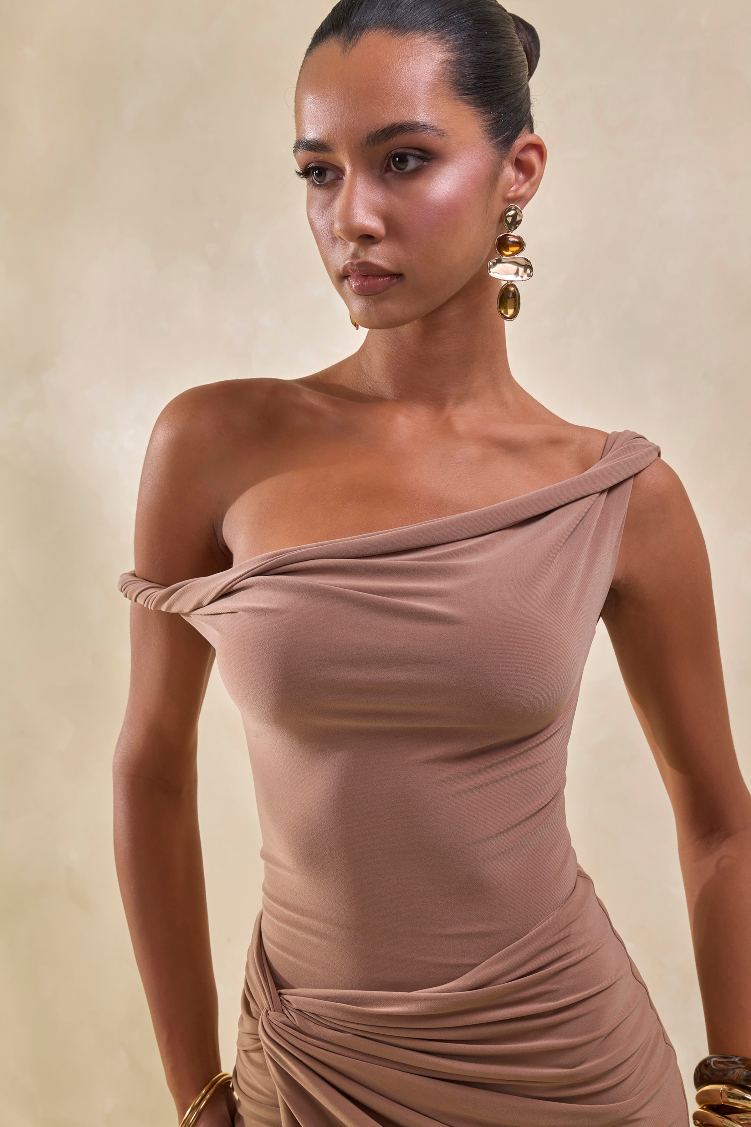 Loovay Velisse Set, Asymmetrische Elegantie