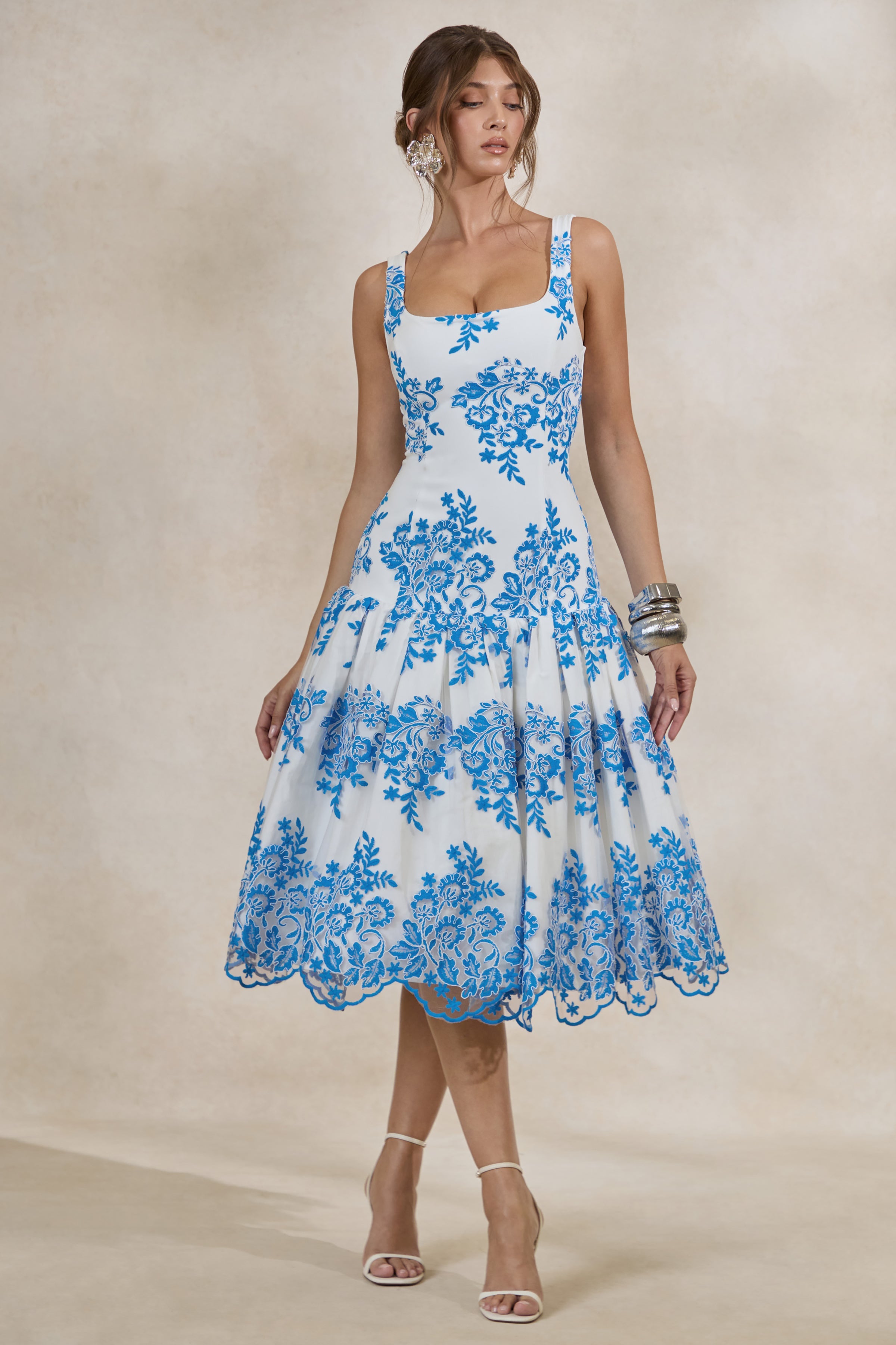 Loovay Azurelle Midi Jurk, Wit met Blauwe Borduurdetails