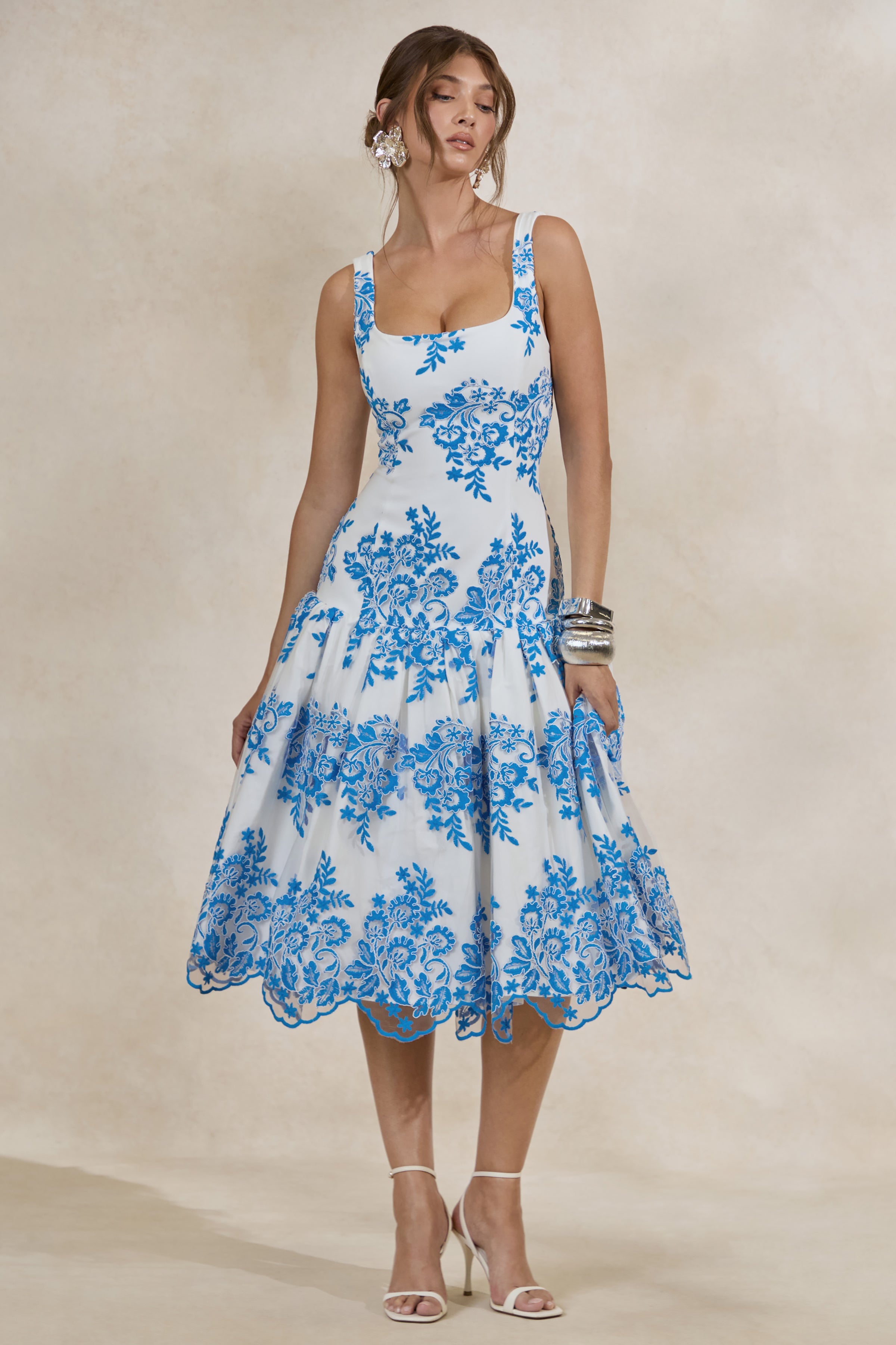 Loovay Azurelle Midi Jurk, Wit met Blauwe Borduurdetails