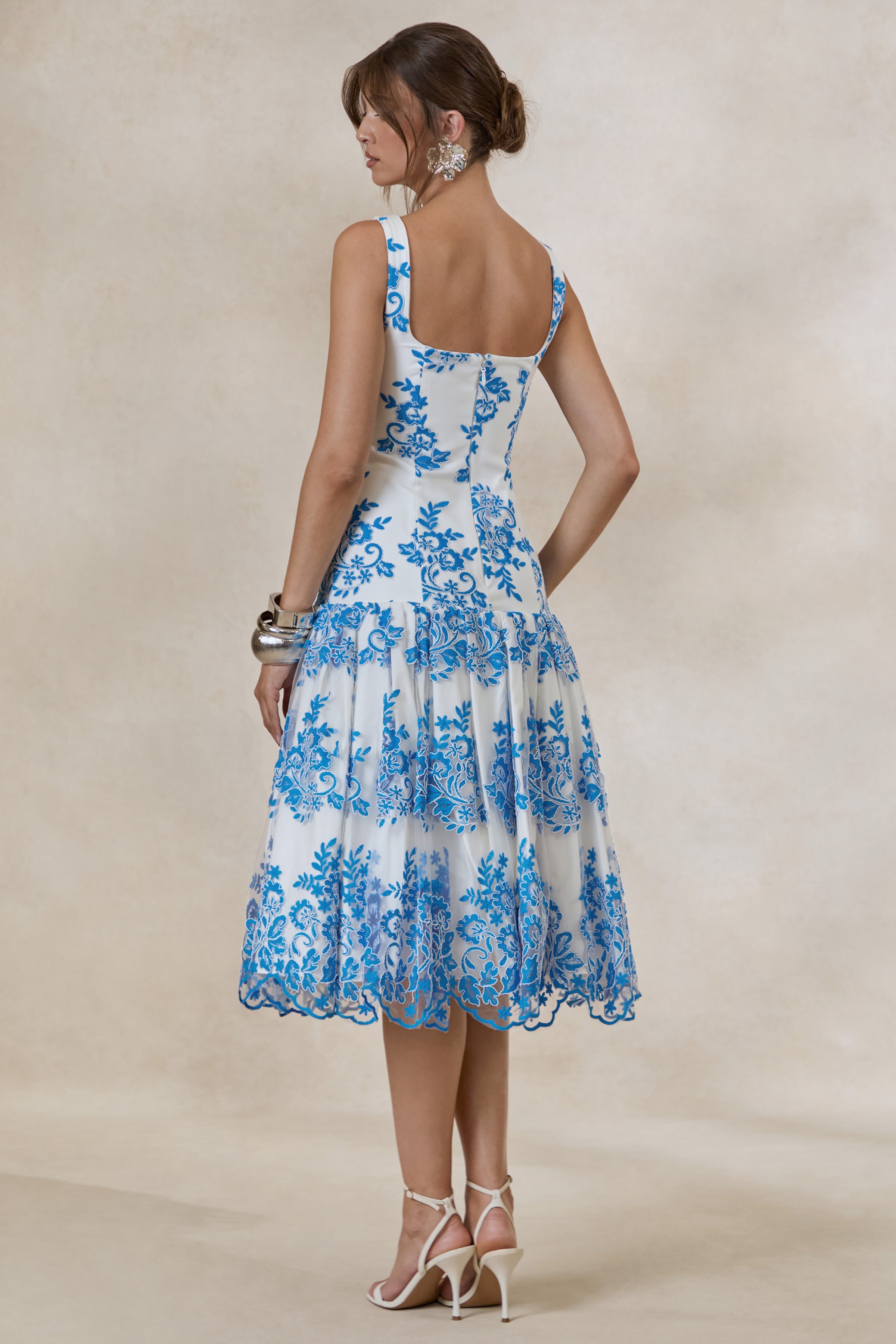 Loovay Azurelle Midi Jurk, Wit met Blauwe Borduurdetails
