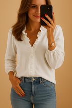 Coraline – De blouse die subtiel charme toevoegt