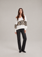 Loovay Rovina Off Shoulder Sweater met Luipaardprint