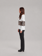 Loovay Rovina Off Shoulder Sweater met Luipaardprint