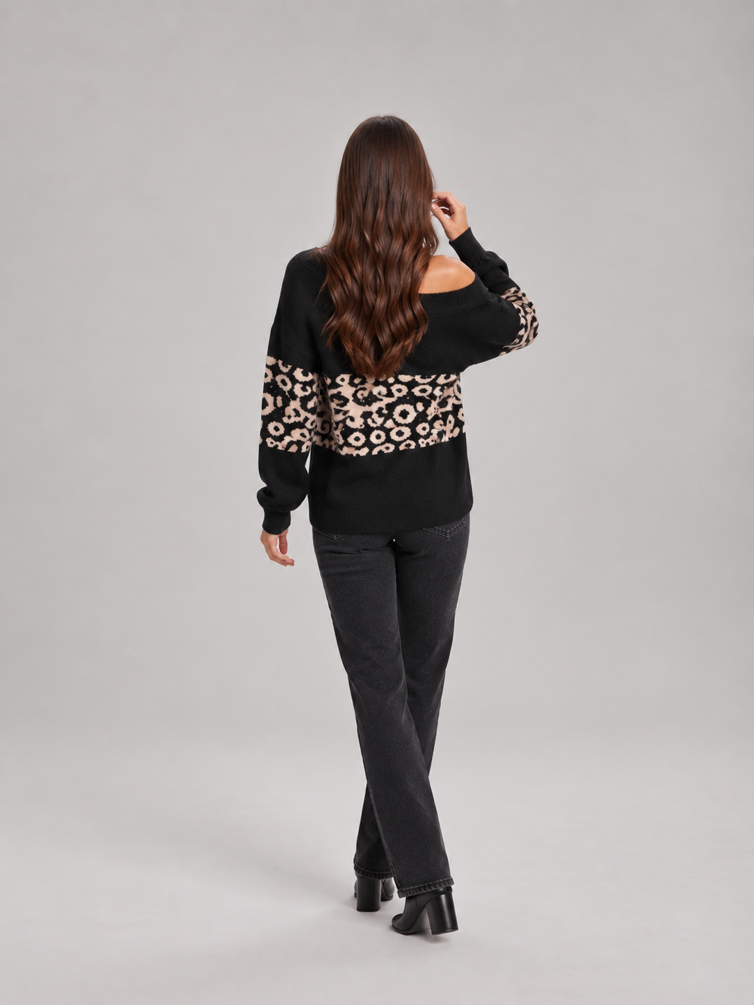 Loovay Rovina Off Shoulder Sweater met Luipaardprint