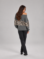 Loovay Rovina Off Shoulder Sweater met Luipaardprint