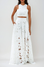 Loovay Solmara, Witte Crop Top en Maxi-Rok Set met Bloemdetails