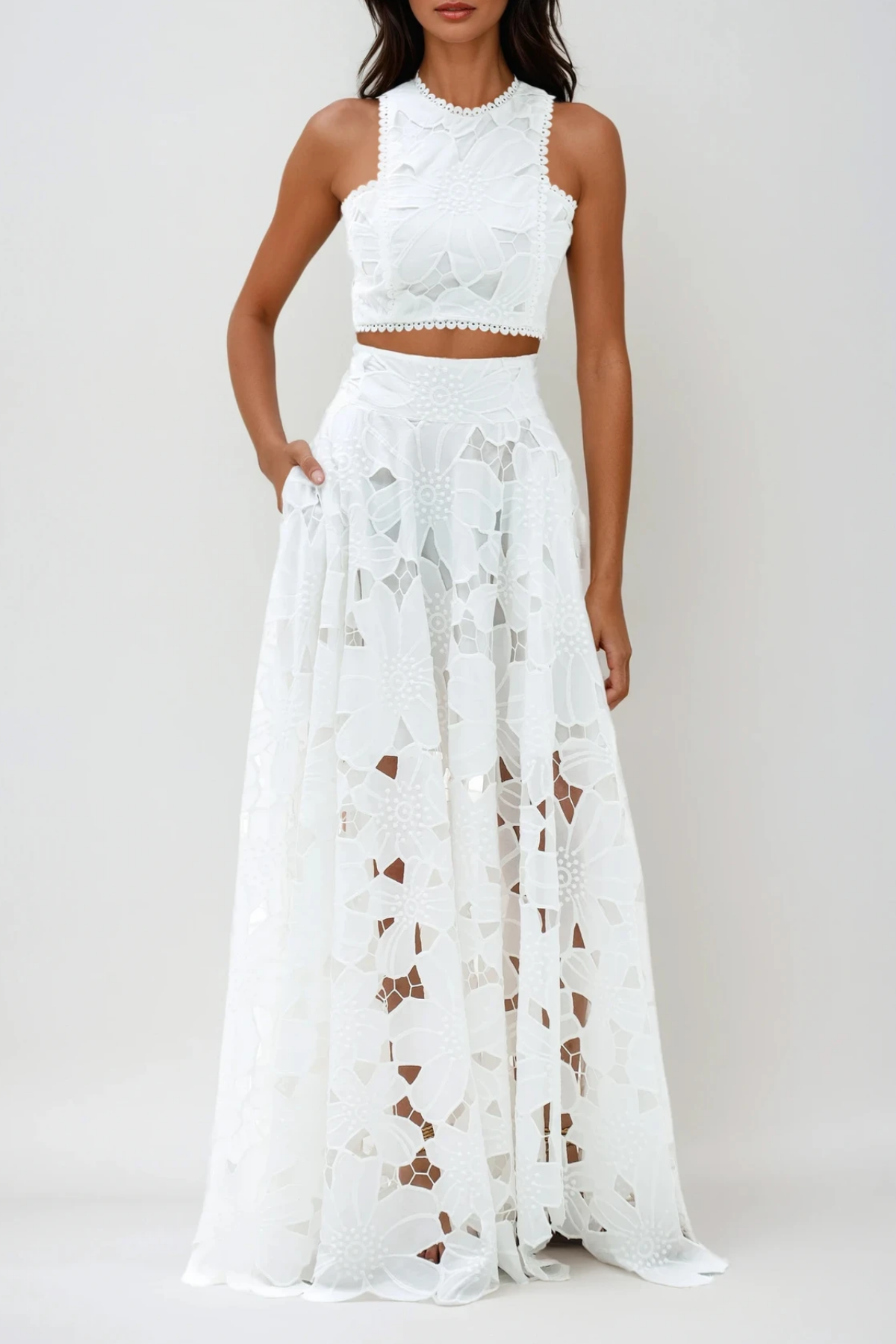 Loovay Solmara, Witte Crop Top en Maxi-Rok Set met Bloemdetails