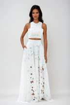 Loovay Solmara, Witte Crop Top en Maxi-Rok Set met Bloemdetails