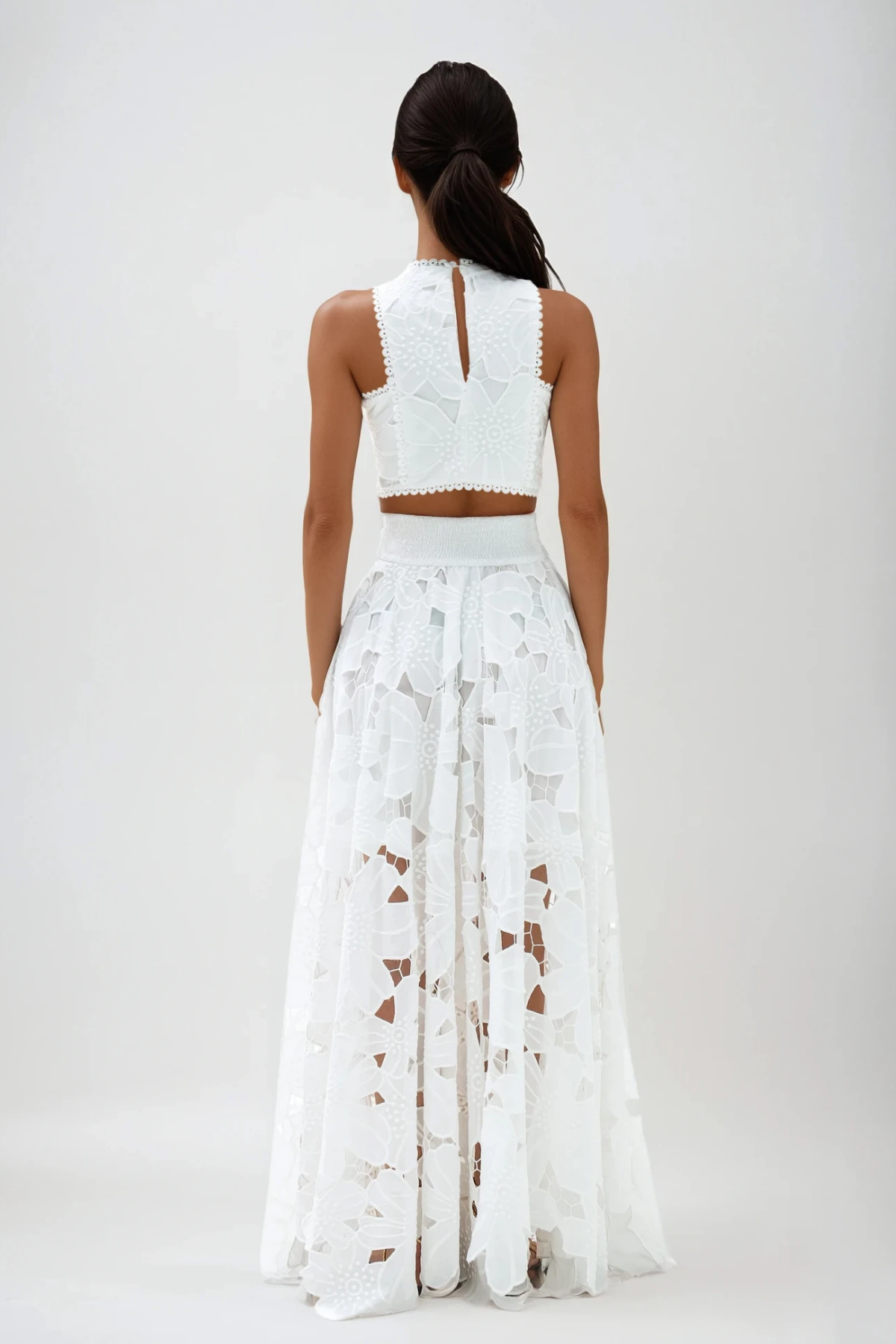 Loovay Solmara, Witte Crop Top en Maxi-Rok Set met Bloemdetails