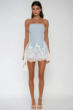 Loovay Halo, Lichtblauwe Strapless Mini-Jurk met Kant