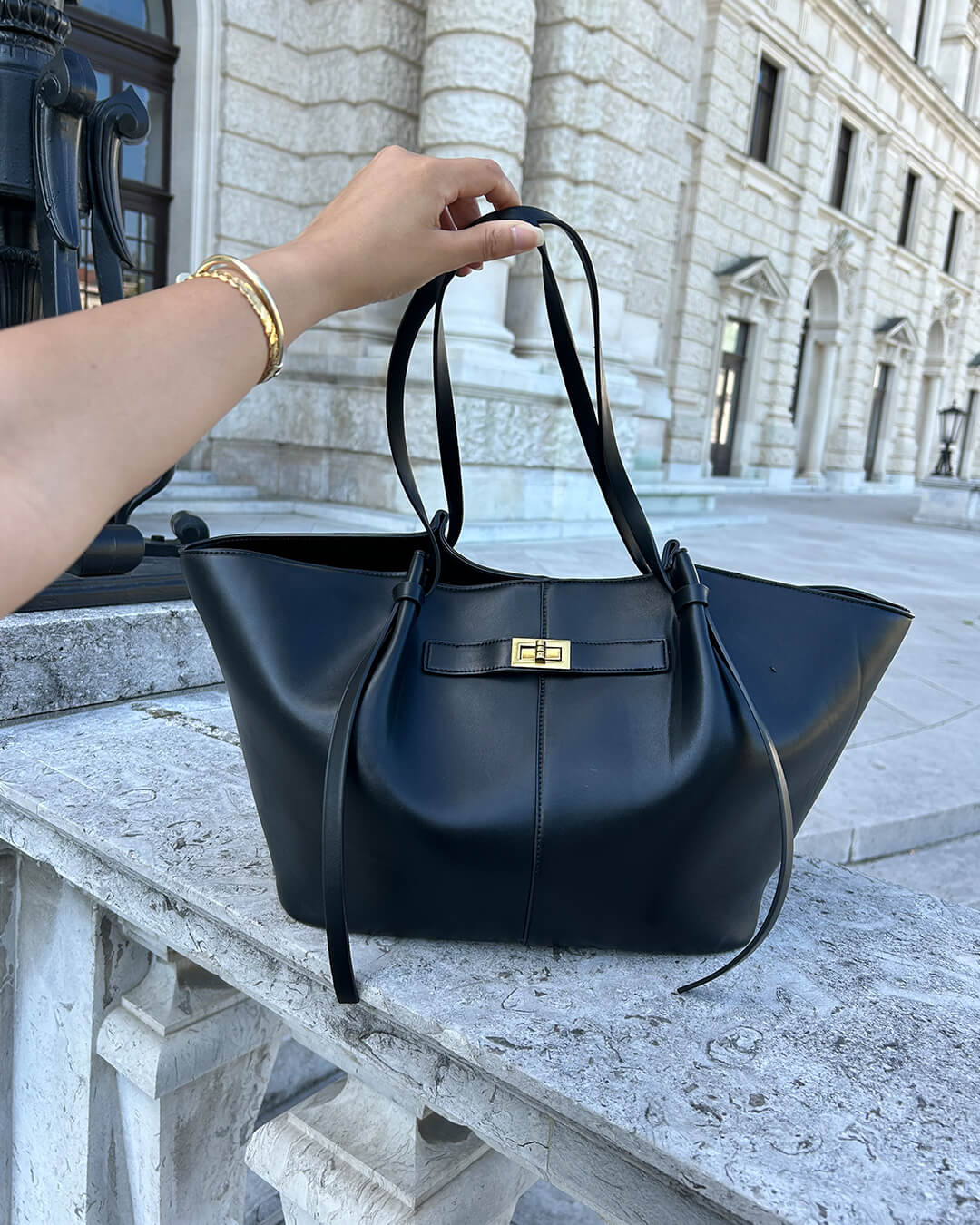 Loovay Courbelle Shopper met Gebogen Silhouet